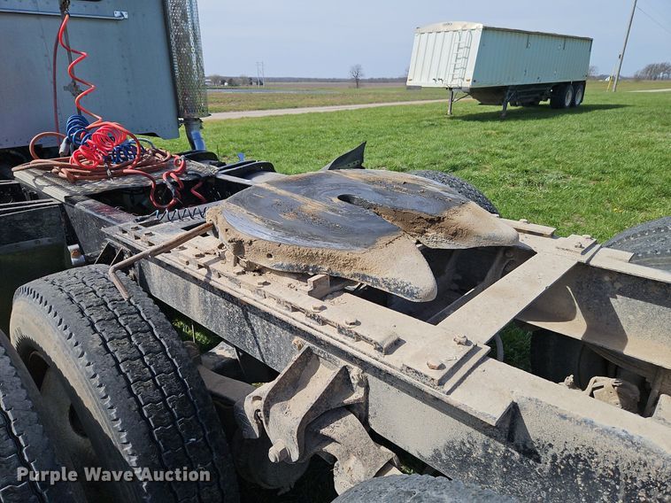 image for item EI3668 1992 Peterbilt  378 semi truck