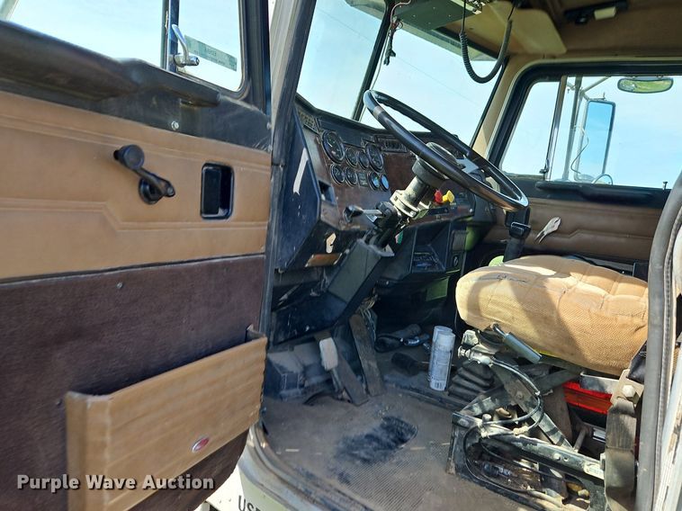 image for item EI3668 1992 Peterbilt  378 semi truck