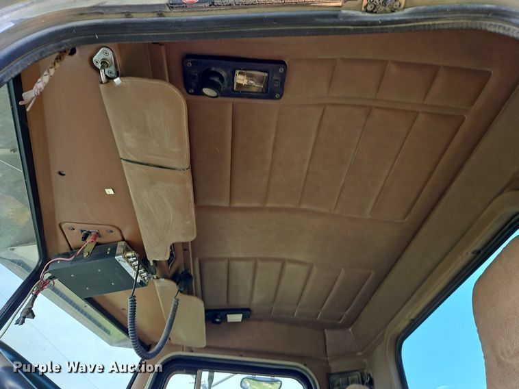 image for item EI3668 1992 Peterbilt  378 semi truck