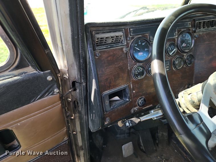 image for item EI3668 1992 Peterbilt  378 semi truck