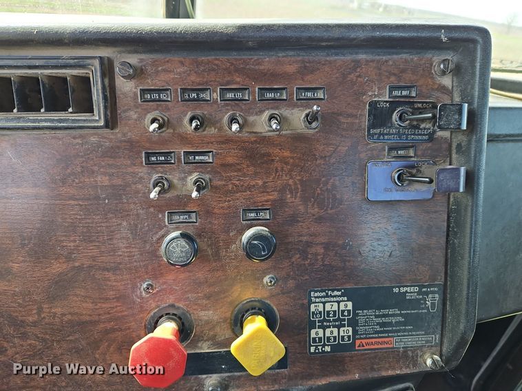 image for item EI3668 1992 Peterbilt  378 semi truck