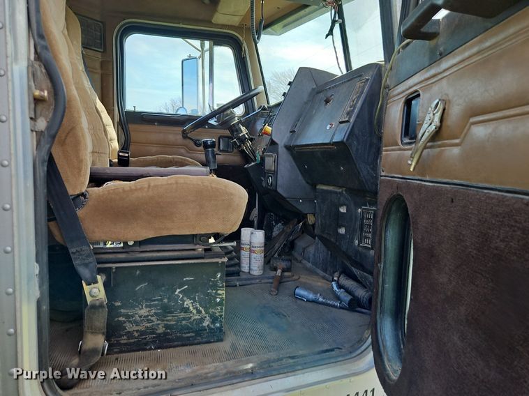 image for item EI3668 1992 Peterbilt  378 semi truck