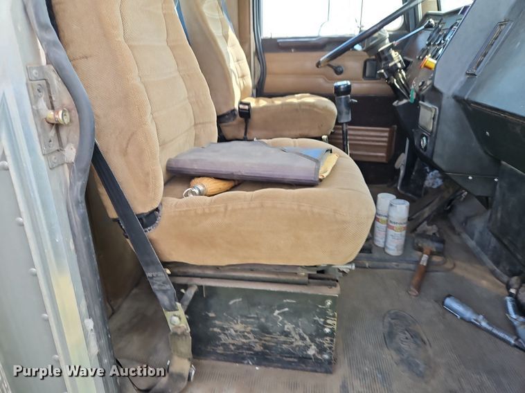 image for item EI3668 1992 Peterbilt  378 semi truck