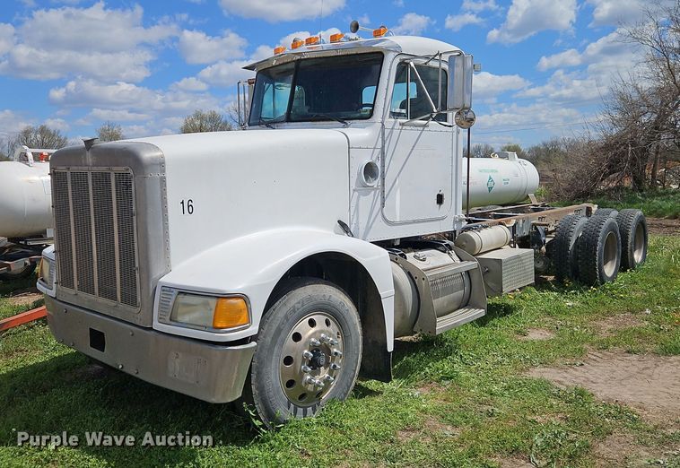 image for item EI3722 1997 Peterbilt 377 truck cab and chassis