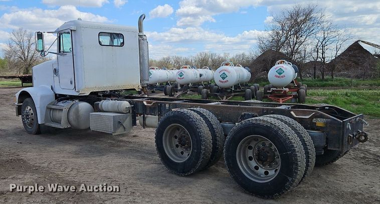 image for item EI3722 1997 Peterbilt 377 truck cab and chassis