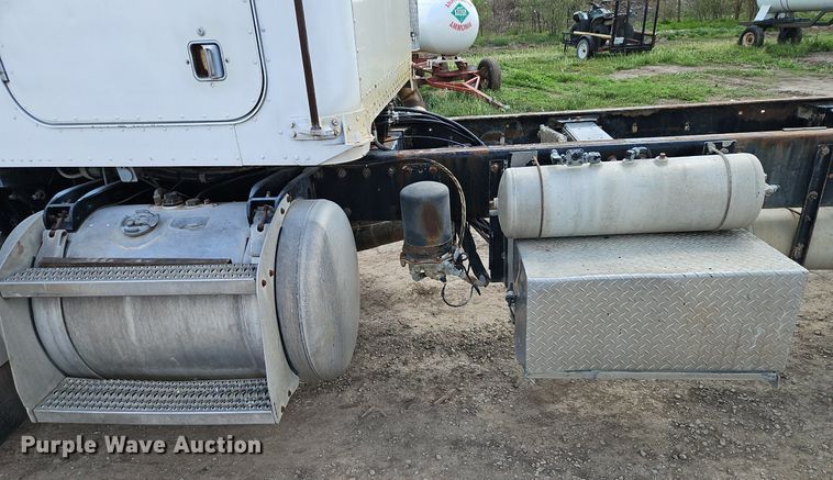 image for item EI3722 1997 Peterbilt 377 truck cab and chassis