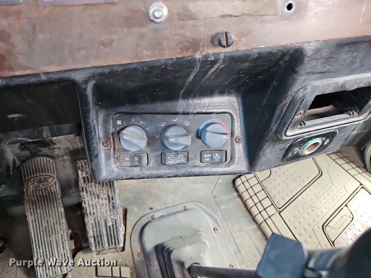 image for item EI3722 1997 Peterbilt 377 truck cab and chassis