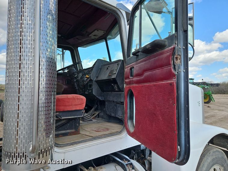 image for item EI3722 1997 Peterbilt 377 truck cab and chassis