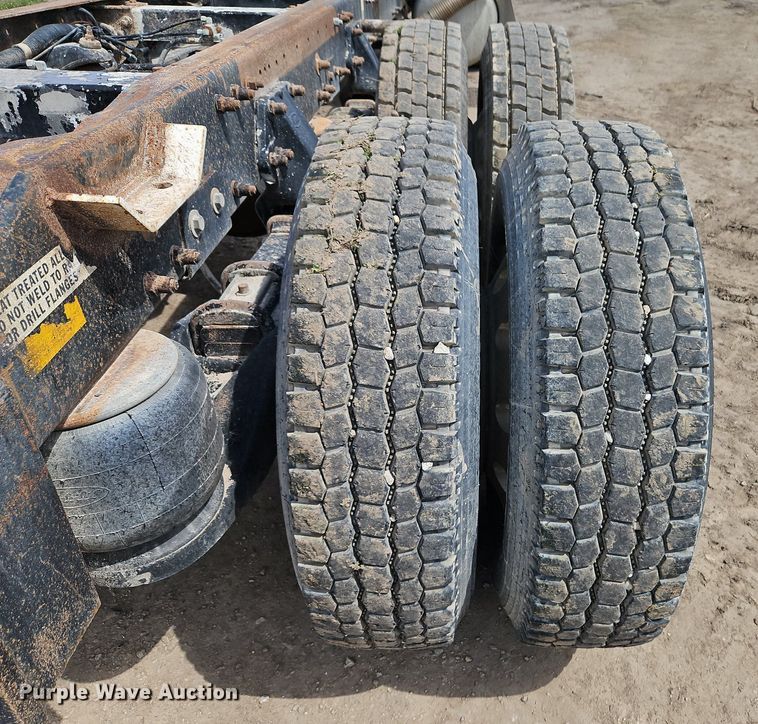 image for item EI3722 1997 Peterbilt 377 truck cab and chassis