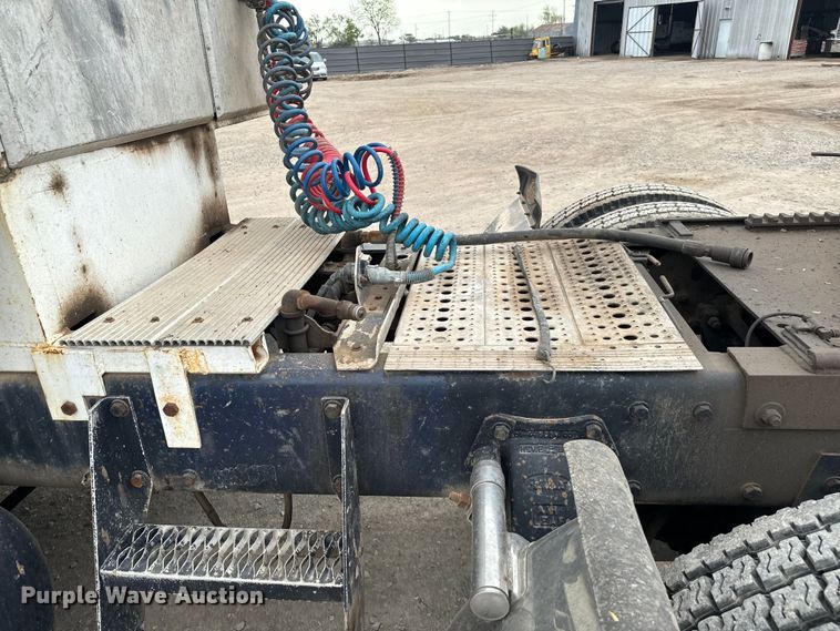 image for item EJ0394 1989 Peterbilt 379 semi truck