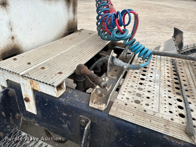 image for item EJ0394 1989 Peterbilt 379 semi truck