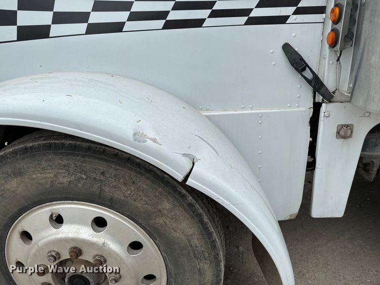 image for item EJ0394 1989 Peterbilt 379 semi truck