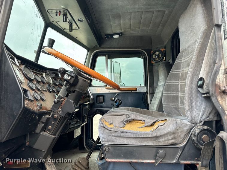 image for item EJ0394 1989 Peterbilt 379 semi truck