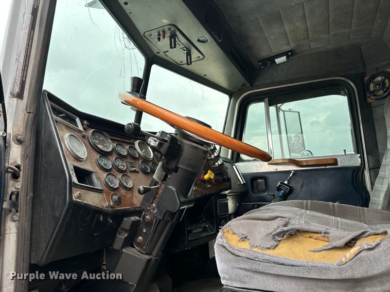 image for item EJ0394 1989 Peterbilt 379 semi truck