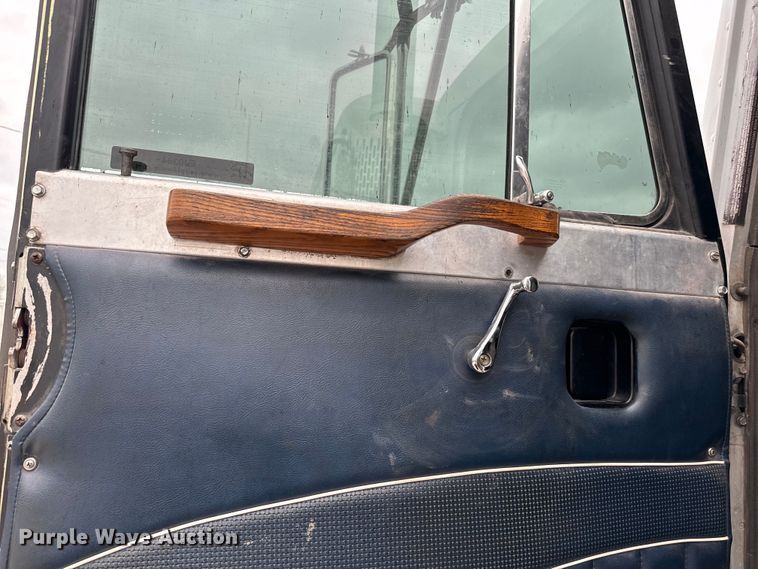 image for item EJ0394 1989 Peterbilt 379 semi truck