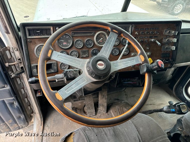 image for item EJ0394 1989 Peterbilt 379 semi truck