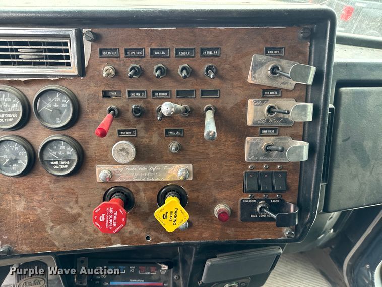 image for item EJ0394 1989 Peterbilt 379 semi truck