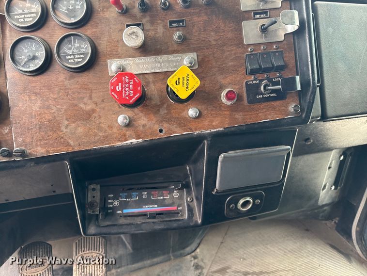 image for item EJ0394 1989 Peterbilt 379 semi truck