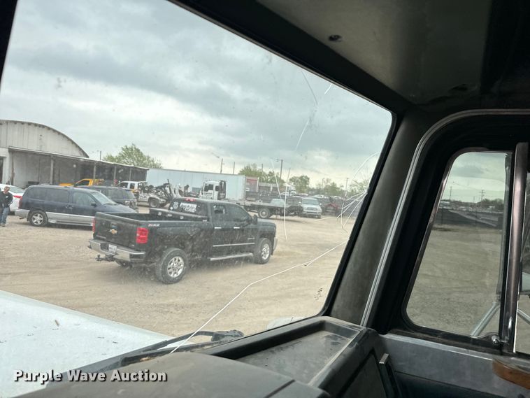 image for item EJ0394 1989 Peterbilt 379 semi truck