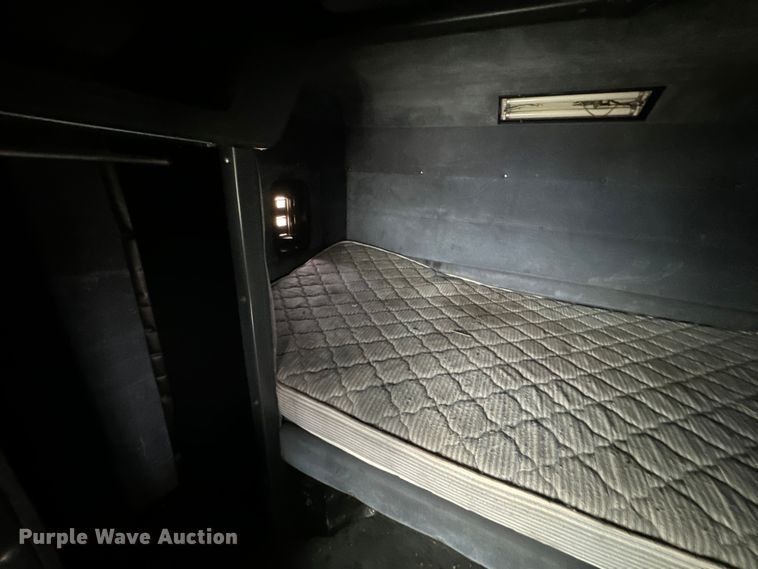 image for item EJ0394 1989 Peterbilt 379 semi truck