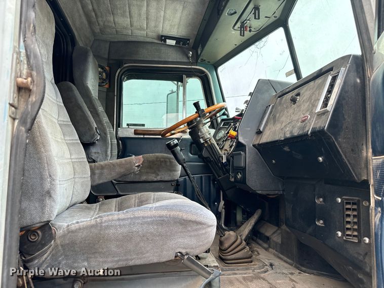 image for item EJ0394 1989 Peterbilt 379 semi truck