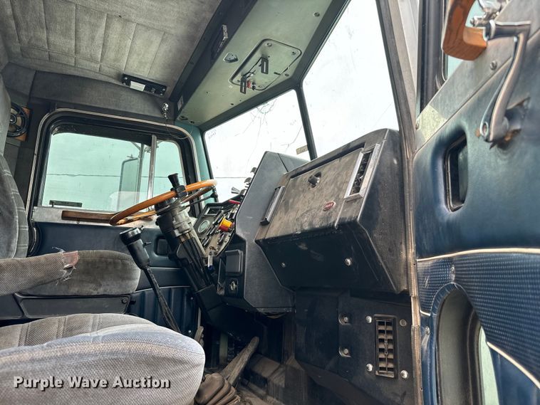 image for item EJ0394 1989 Peterbilt 379 semi truck