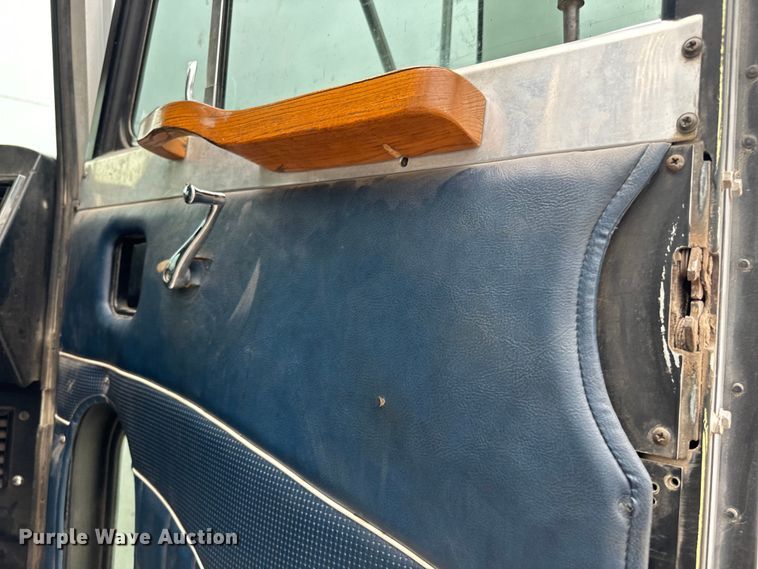 image for item EJ0394 1989 Peterbilt 379 semi truck