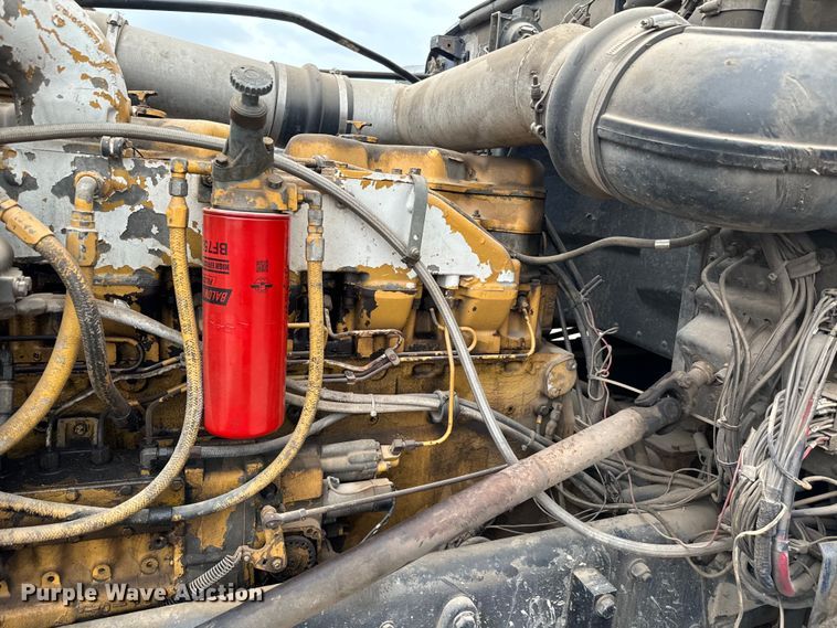 image for item EJ0394 1989 Peterbilt 379 semi truck