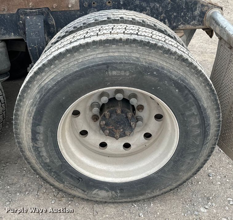 image for item EJ0394 1989 Peterbilt 379 semi truck