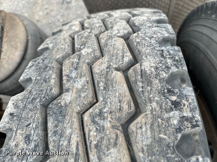 image for item EJ0394 1989 Peterbilt 379 semi truck