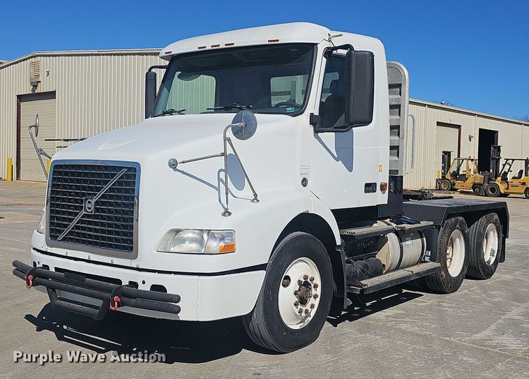 image for item EJ6206 2007 Volvo  VN semi truck