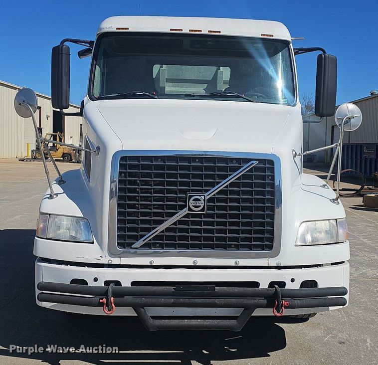 image for item EJ6206 2007 Volvo  VN semi truck
