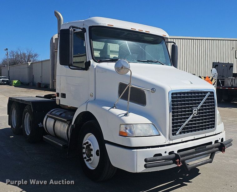 image for item EJ6206 2007 Volvo  VN semi truck