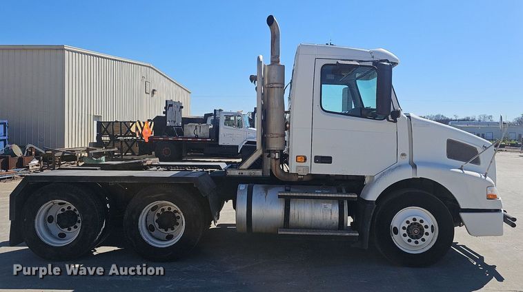 image for item EJ6206 2007 Volvo  VN semi truck