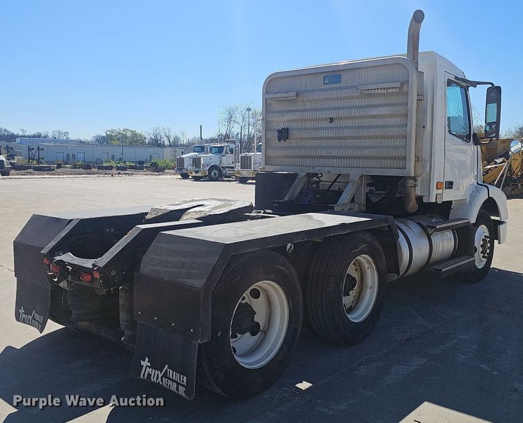 image for item EJ6206 2007 Volvo  VN semi truck