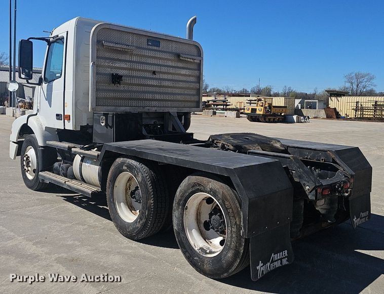 image for item EJ6206 2007 Volvo  VN semi truck