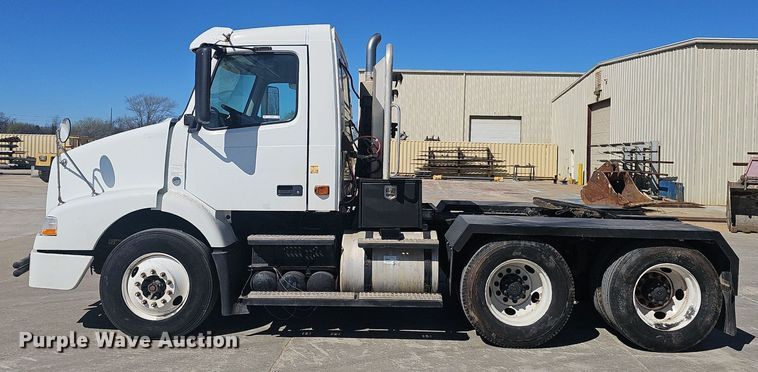 image for item EJ6206 2007 Volvo  VN semi truck