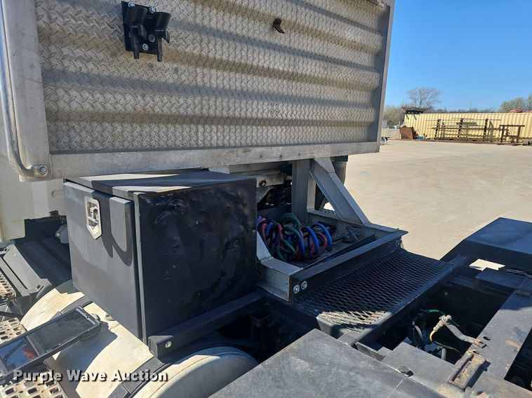 image for item EJ6206 2007 Volvo  VN semi truck