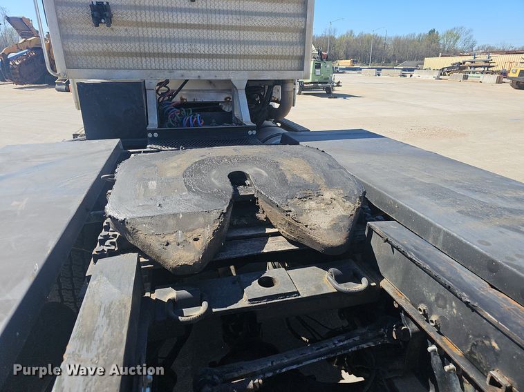 image for item EJ6206 2007 Volvo  VN semi truck