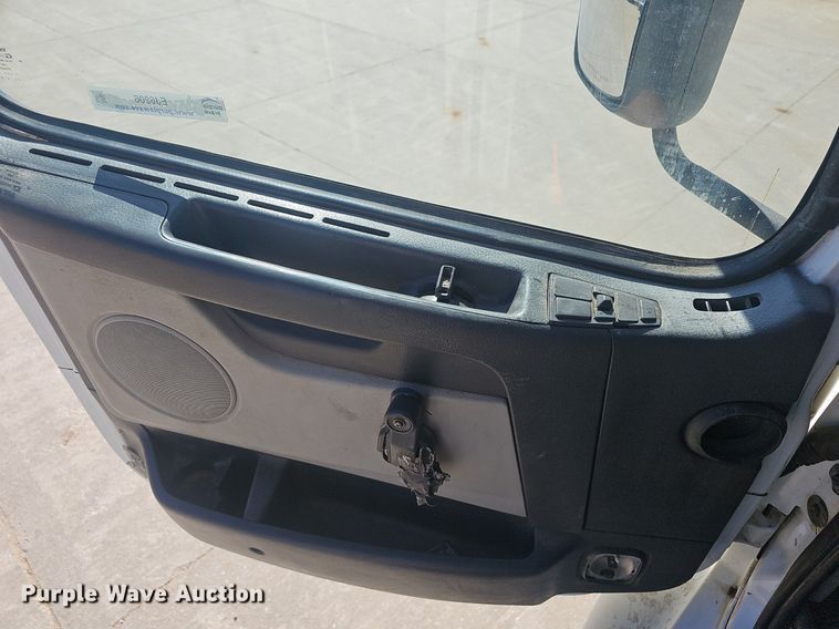 image for item EJ6206 2007 Volvo  VN semi truck