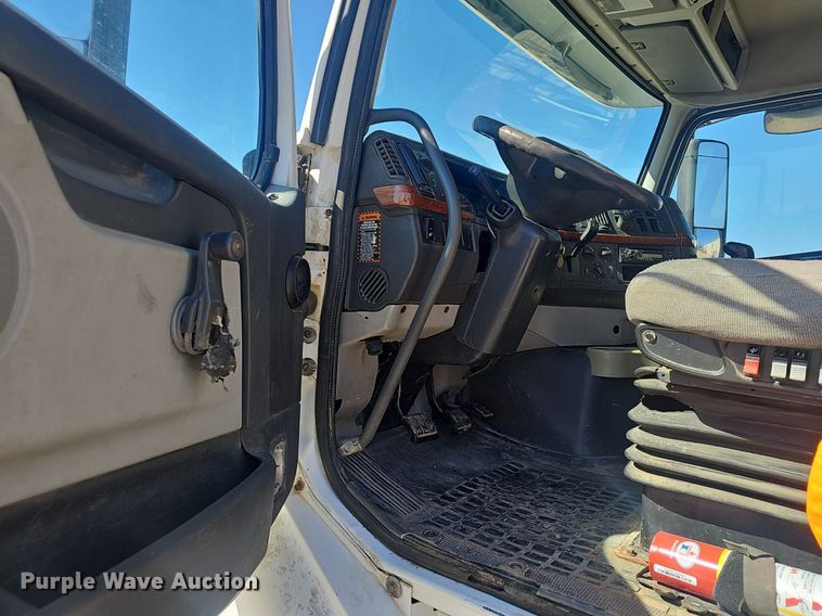 image for item EJ6206 2007 Volvo  VN semi truck