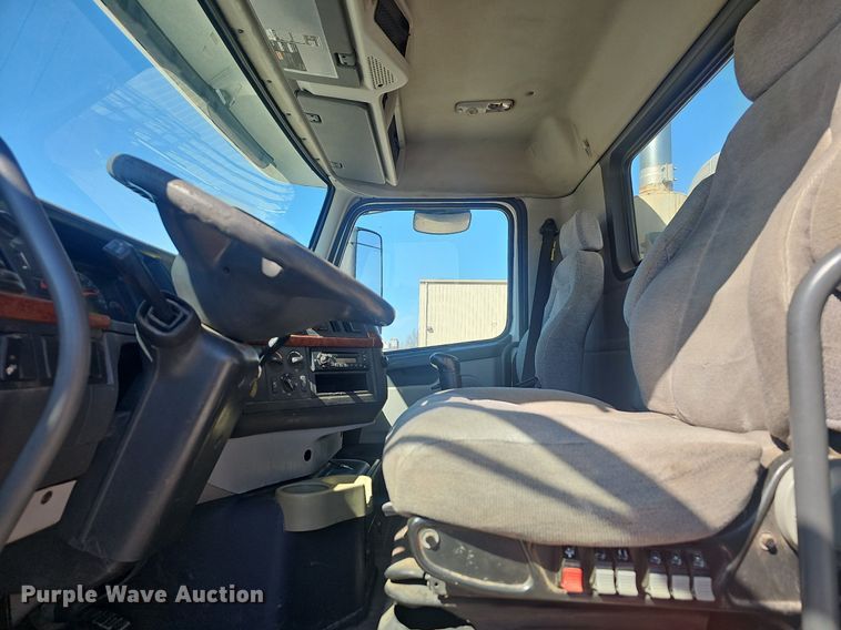 image for item EJ6206 2007 Volvo  VN semi truck