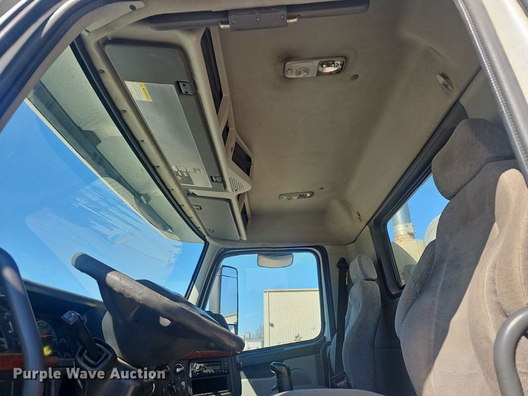 image for item EJ6206 2007 Volvo  VN semi truck