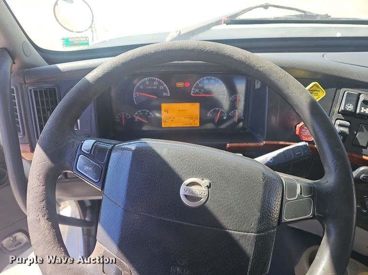 image for item EJ6206 2007 Volvo  VN semi truck