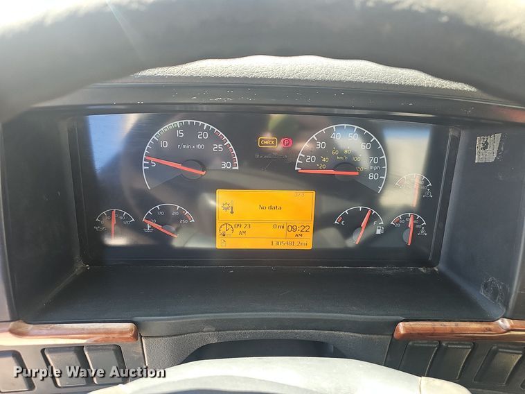 image for item EJ6206 2007 Volvo  VN semi truck