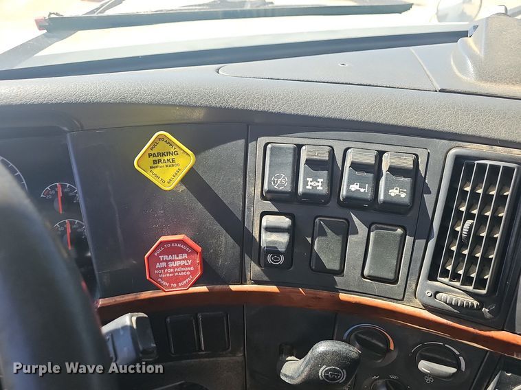 image for item EJ6206 2007 Volvo  VN semi truck