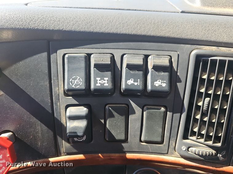 image for item EJ6206 2007 Volvo  VN semi truck