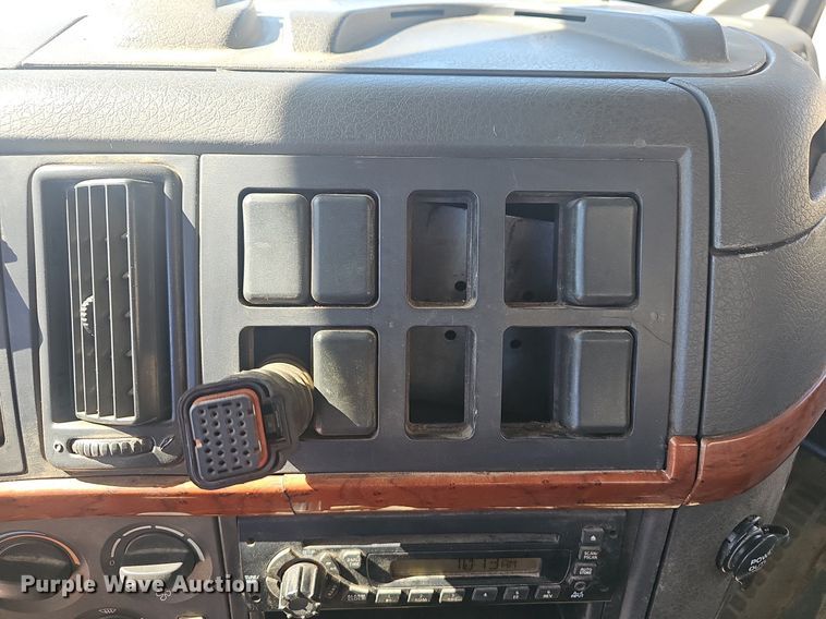 image for item EJ6206 2007 Volvo  VN semi truck