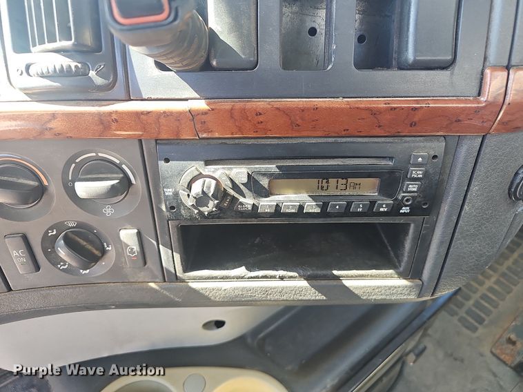 image for item EJ6206 2007 Volvo  VN semi truck