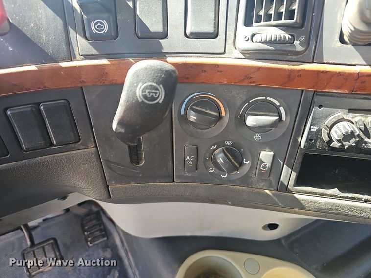 image for item EJ6206 2007 Volvo  VN semi truck